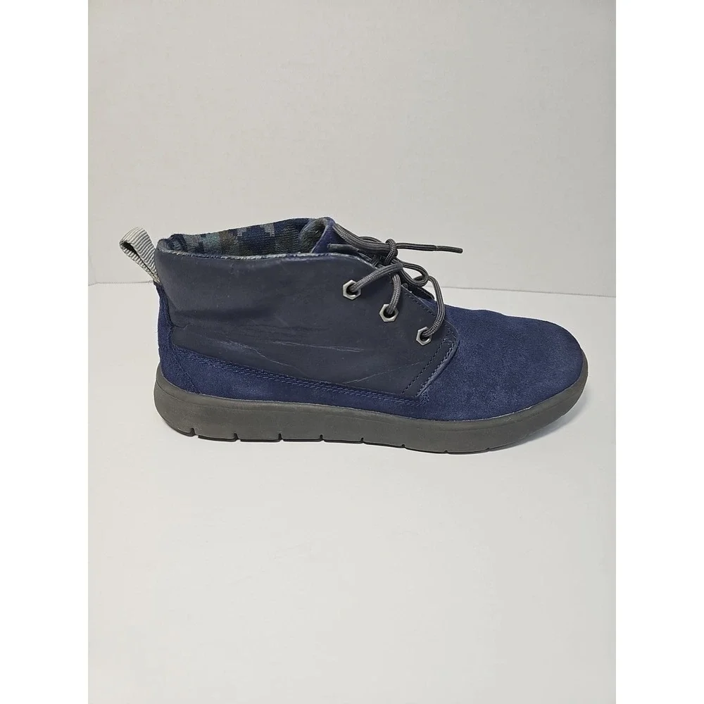 UGG K Canoe‎ Reflective Kids Shoes size 5Y
